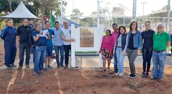 Quadra de futebol society foi inaugurada com a presença de autoridades, familiares do homenageado, crianças e esportistas (Foto: Maikon Moraes/Siga Mais).