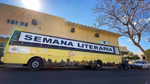 Atividades acontecem na calçada da Biblioteca Municipal de Adamantina (Divulgação).