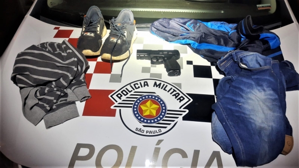 Roupas dos criminosos e o simulacro de arma de fogo usado nos roubos (Cedida/PM).