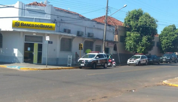 PolÃcia foi ao local e inicia investigações sobre furto na agência bancária (Reprodução/Site Jorge Zanoni).