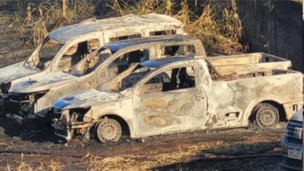 Veículos atingidos pelas chamas ( Foto: Igor Rosa /TV TEM).