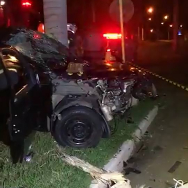 Motorista perde controle, bate em árvore e mata condutor de 21 anos (Foto: Base de Socorristas de Junqueirópolis).