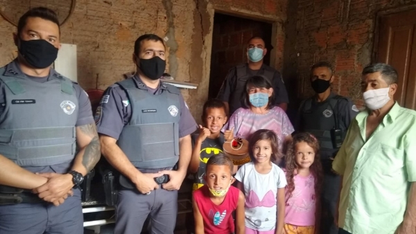 O menino Erik, familiares e policiais militares no dia do seu aniversário de 9 anos (Divulgação/PM).