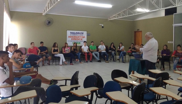 Palestra foi conduzida pelo jornalista Rogério Pires (Foto: Cedida).