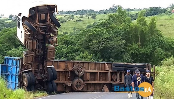 Caminhão tombou e fechou a pista na vicinal que dá acesso ao Distrito de Varpa, em Tupã. Trânsito na vicinal Tupã-Quatá está mantido (Fotos: Site Bastos Já).