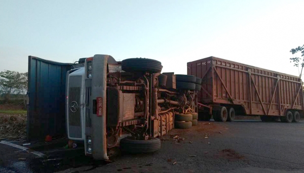 Na SP-294, em Junqueirópolis, caminhão canavieiro tomba e derrama carga sobre a pista (Foto: Base Comunitária de Socorristas de Junqueirópolis).