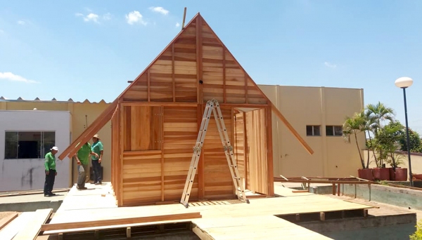 Depois de pronta, Casa do Papai Noel que vai receber visitantes nas noites de dezembro (Foto: Cedida/Jurema Citelli).