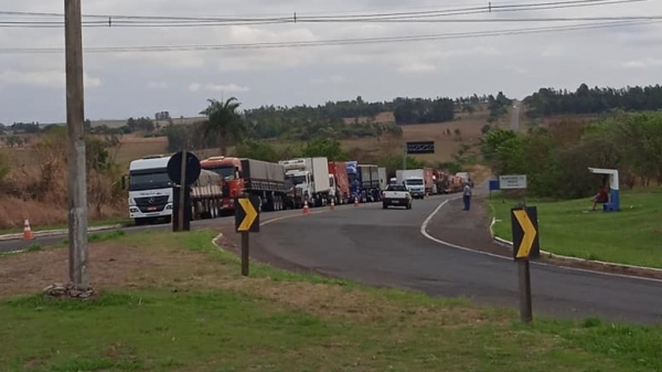 Ponto de paralisação na manhã desta quinta-feira (9) em Teodoro Sampai (Foto: Teodoro Notícias).