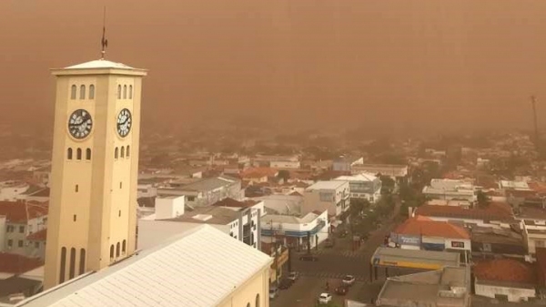 Vendaval na tarde desta sexta-feira (1) em Adamantina (Foto: Guiomar Dantas dos Santos).