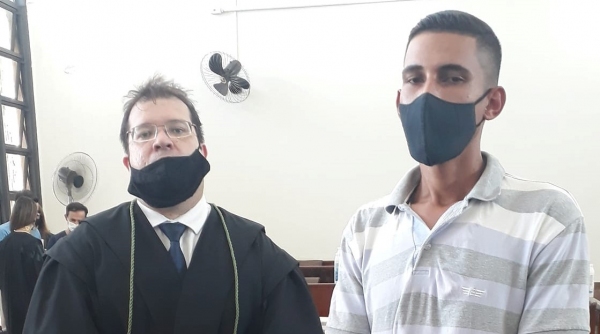 O advogado Alexandre Ramenzoni e o réu Guilherme Benedito da Silva absolvido duas vezes, em dois julgamentos pelo tribunal do júri (Reprodução)