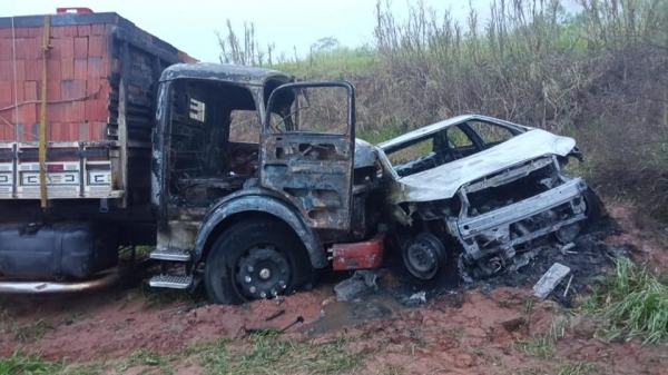 Após disparo, caminhoneiro reage e fecha o carro. Em seguida, veículos pegam fogo (Reprodução/TV Oeste Diário).