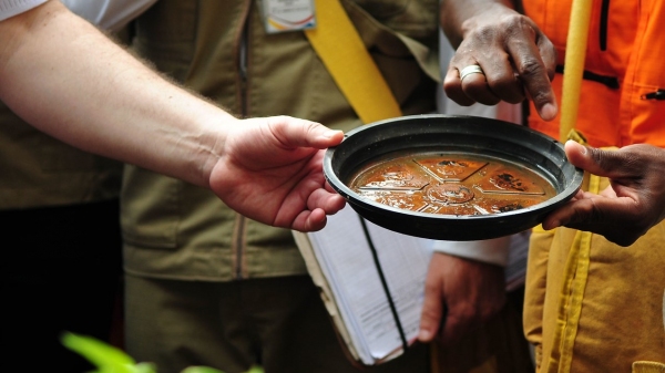 Eliminação de locais que possam acumular água é decisiva para evitar criadouros do mosquito transmissor da dengue (Foto: Pedro Ventura/Agência BrasÃlia).