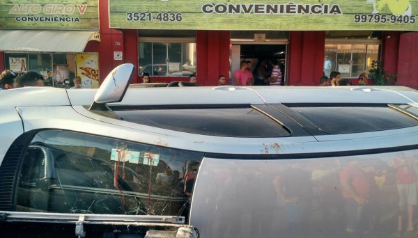 VVeículo VW Gol tombou na Avenida Adhemar de Barros, após chocar-se contra veículo estacionado (Foto: Redes Sociais).