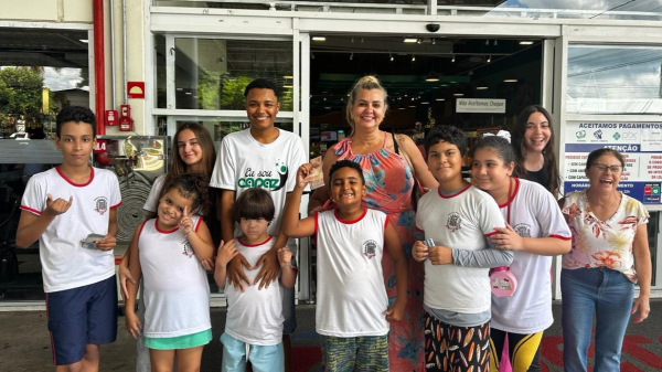 Alunos participaram de uma atividade externa onde tiveram a oportunidade de lidar com dinheiro em um supermercado (Cedida).