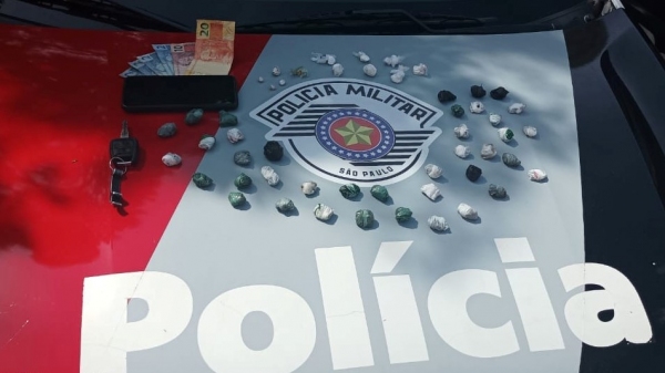 Materiais apreendidos com o traficante em fuga na SP-294, em Adamantina (Divulgação/PM).