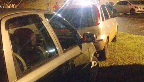 Vidro do carro foi quebrado, para retirada da criança que estava trancada no interior do veículo (Foto: Polícia Militar/Divulgação).