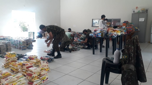 Voluntários do Tiro de Guerra realizando a organização dos alimentos arrecadados (Assessoria de Imprensa).