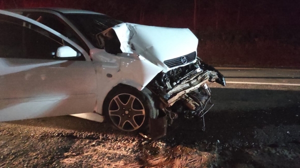 Carro teve a parte frontal danificada na colisão (Foto: Cristiano Nascimento/Jornal Cidade Aberta)