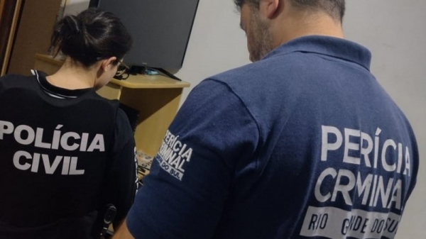 Policiais civis e peritos criminais realizam buscas na varredura realizada pela investigação (Foto: PCRS).