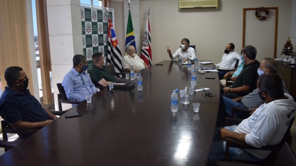 Prefeito, secretários municipais e vereadores na mesa de reuniões do quinto andar do Paço Municipal (Divulgação/PMA).