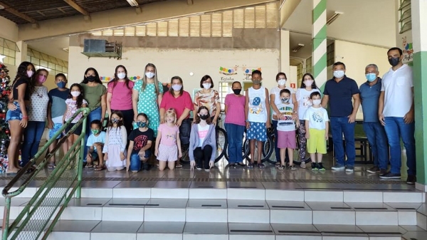 Pais, estudantes, autoridades municipoais e representantes da Escola, na entrega as bicicletas, na Emef Nelson Magnani (Divulgação).