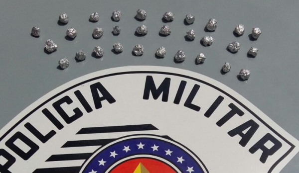 Policiais Militares apreenderam adolescente e as 30 pedras de crack que dispensou na sua fuga, no Jardim Adamantina (Foto: Polícia Militar/Cedida).