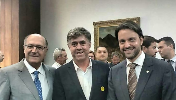 Governador Alckmim, Prefeito Cardim e o Ministro das Cidades Alexandre Baldy (Foto: Da Assessoria).