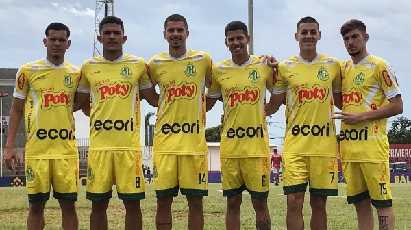 Pedro Rinaldi, na lateral direita da foto, joga com o uniforme 15 do Mirassol (Foto: Marcos Freitas/Agência Mirassol).