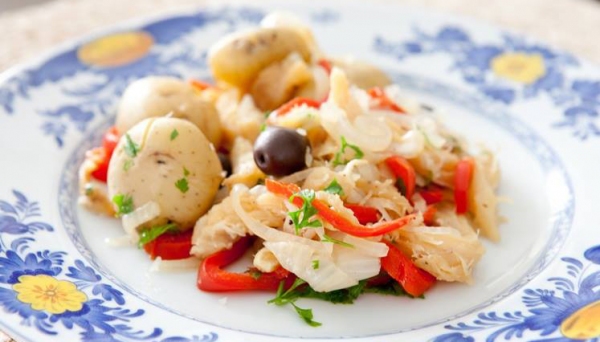 Bacalhoada da Rede de Combate ao Câncer de Adamantina tem almoço completo com diversos tratos de bacalhau, acompanhamento, saladas e doces caseiros (Ilustração).