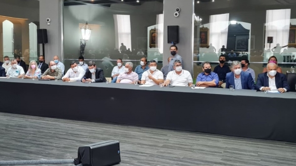 Vice-prefeito Gilson Paulo e prefeito Ricardo Watanabe, com prefeitos da região, em audiência com secretários executivos do governo estadual (Da Assessoria).