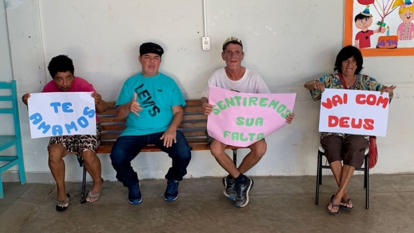Oirazil se despede dos colegas com quem conviveu na internação (Divulgação/PAI Nosso Lar).