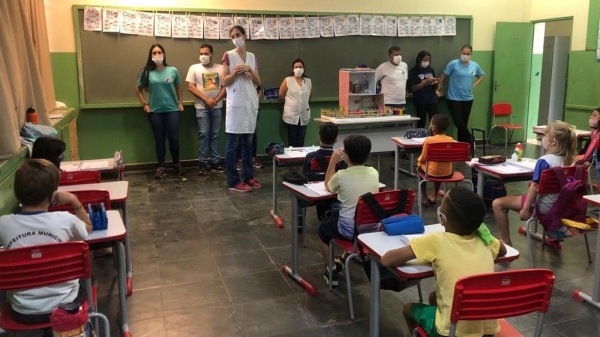 Equipes da saúde em uma das salas de aula da rede municipal de ensino de Mariápolis (Divulgação/Sec. Mun. Saúde de Mariápolis).