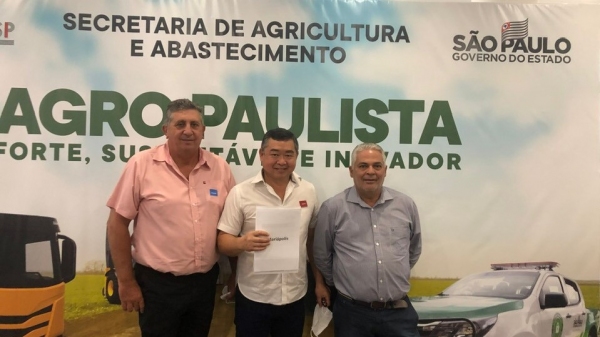 Prefeito Ricardo Watanabe, ao centro, acompanhado do presidente da Câmara Municipal, vereador João Belloni, e do vice-prefeito Gilson Paulo (Divulgação).