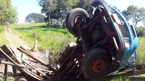 Estrutura da ponte cedeu durante a travessia do caminhão (Reprodução/Liberal FM).