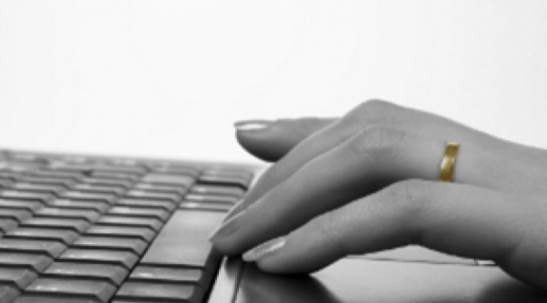 Em Fernandópolis, mulher é condenada por trair marido na internet (Imagem: Ilustração).