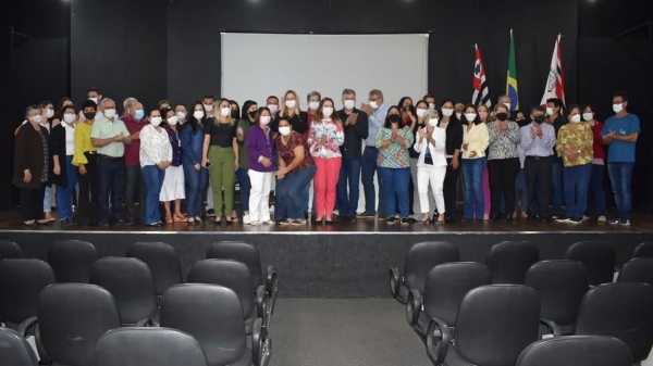 Representantes das instituições beneficiadas e autoridades, no anfiteatro da Biblioteca Municipal (Da Assessoria/PMA).