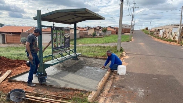 Funcionários da Prefeitura fazem a instalação do ponto de ônibus (Divulgação/PMA).