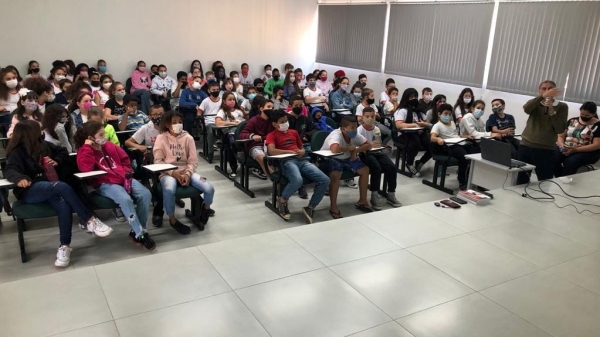 Uma das palestras conduzidas por João Carlos Rodrigues junto a estudantes da Emef Navarro de Andrade (Reprodução/Facebook).