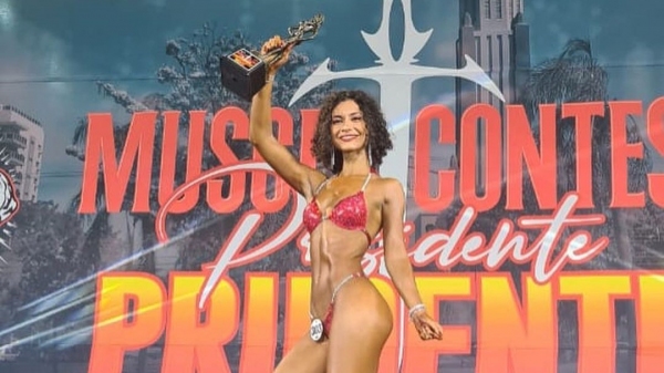 Sabrina Mello Farina recebendo a premiação no Musclecontest Presidente Prudente (Reprodução/Musclecontest International).