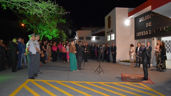 Autoridades e representantes da sociedade civil na solenidade comemorativa aos 30 anos da DDM (Foto: Divulgação/Pref. Adamantina).