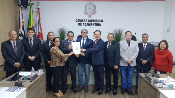 O homenageado Clóvis de Paula, sua esposa Lourdes Oliveira e os vereadores da Câmara Municipal de Adamantina (Acervo Pessoal).