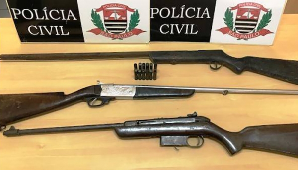 Duas espingardas calibre 36, uma espingarda calibre 22 e munições no calibre 36 foram apreendidas pela Polícia Civil no bairro Mourão, em Mariápolis (Foto: Polícia Civil).