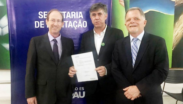 Presidente da Câmara Municipal Eduardo Fiorillo, prefeito Márcio Cardim e o coordenador político Mauro Bragato, no Palácio dos Bandeirantes, em São Paulo (Cedida).