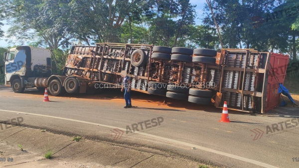 Carreta com carga de amendoim tomba em rotatória na SP-294 em Pacaembu