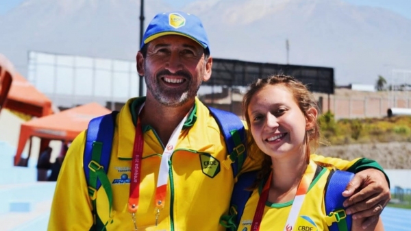 Professor Carlos Barbosa com a filha e atleta Júlia Barbosa no Campeonato Sul-americano em Arequipa, no Peru (Arquivo: Rafael Brais/Ministério do Esporte).