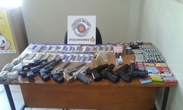 Armas, munições letais, munições de chumbinho, armas de choque e drogas foram apreendias pela PM (Foto: Rádio Metrópole FM / Portal Metrópole / Cristiano Nascimento).