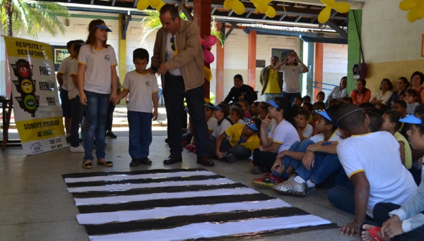 Subprojeto de Psicologia do Pibid promove atividades do Maio Amarelo com alunos da Escola Eurico (Foto: Daniel Torres).
