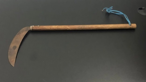 Foice apreendida com o agressor pela Polícia Civil do Mato Grosso do Sul (Divulgação/PCMS).