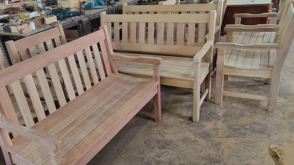 Bancos produzidos pelos presos, com madeiras apreendidas (Agencia SP).