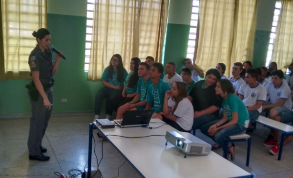 Polícia Militar fala a estudantes sobre prevenção ao uso de drogas em Irapuru (Foto: Cedida/Polícia Militar)
